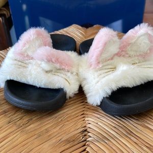 🌈2 for 12 Girls bunny slippers. Like new. Sooooo cute